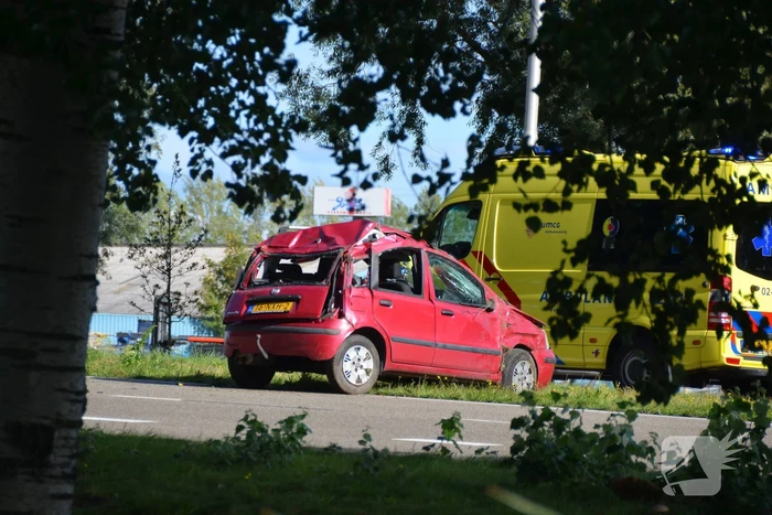 Auto slaat over de kop, bestuurder gewond