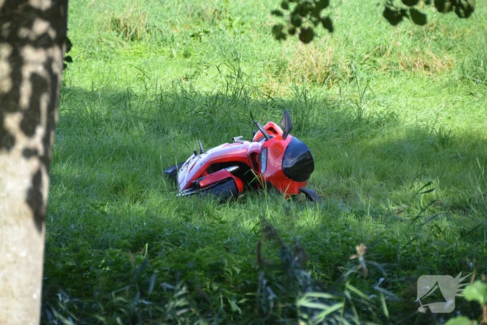 Motorrijder belandt in weiland na val met motor
