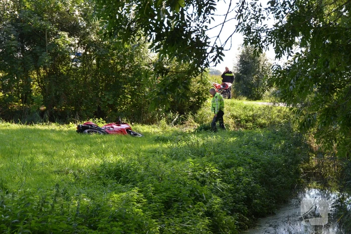 Motorrijder belandt in weiland na val met motor
