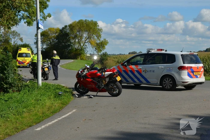 Motorrijder belandt in weiland na val met motor