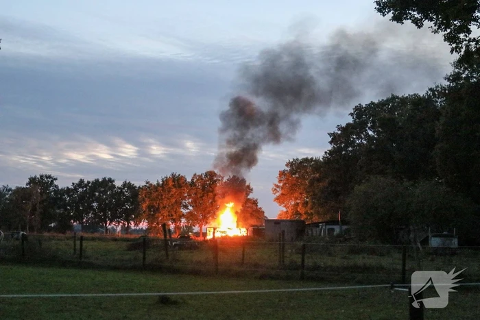 Oude trailer in brand gestoken
