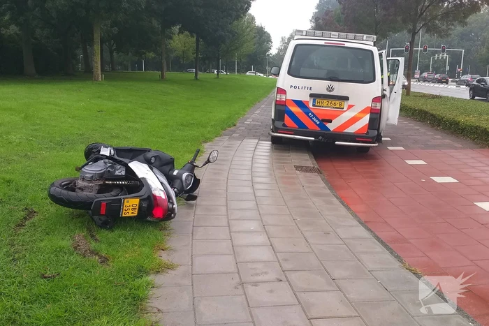 Brommerrijder gewond na uitwijkmanoeuvre