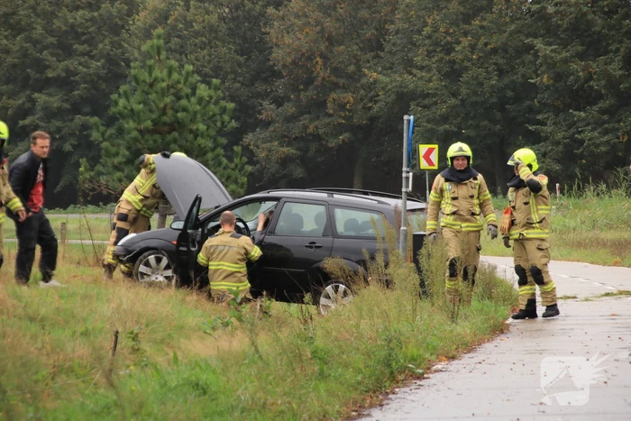 Auto vliegt uit de bocht, bestuurder raakt gewond