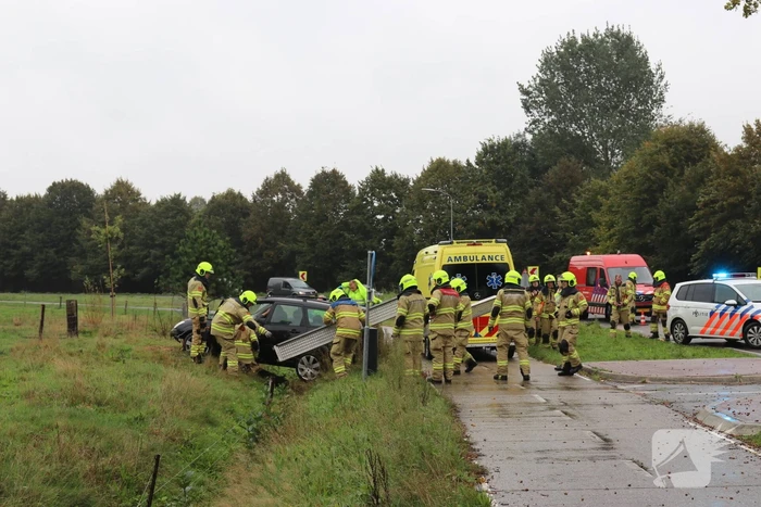 Auto vliegt uit de bocht, bestuurder raakt gewond