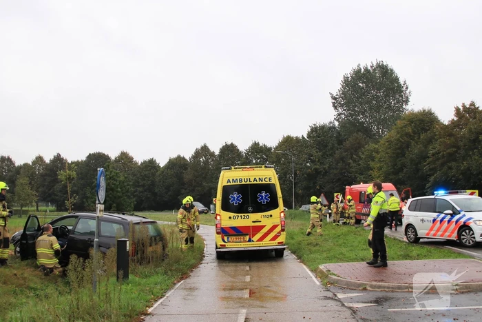 Auto vliegt uit de bocht, bestuurder raakt gewond