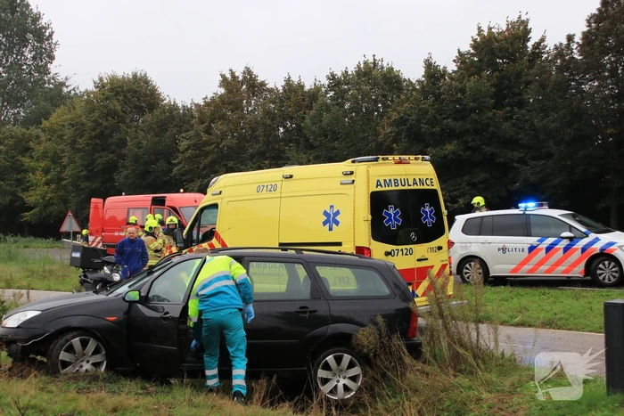 Auto vliegt uit de bocht, bestuurder raakt gewond