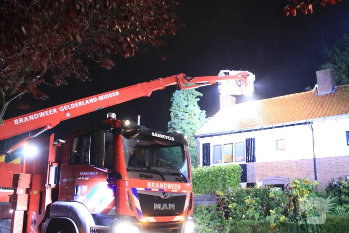 Brandweer veegt schoorsteen na schoorsteenbrand