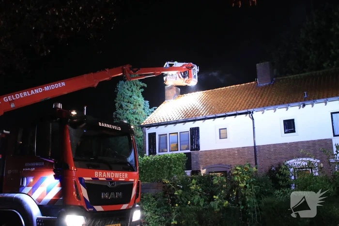 Brandweer veegt schoorsteen na schoorsteenbrand