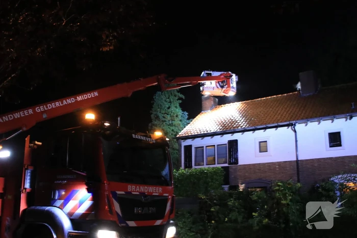 Brandweer veegt schoorsteen na schoorsteenbrand