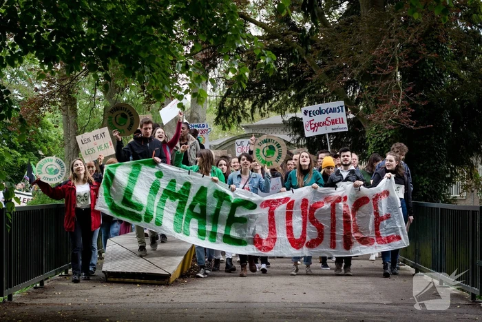 Honderden klimaatactivisten blokkeren stad