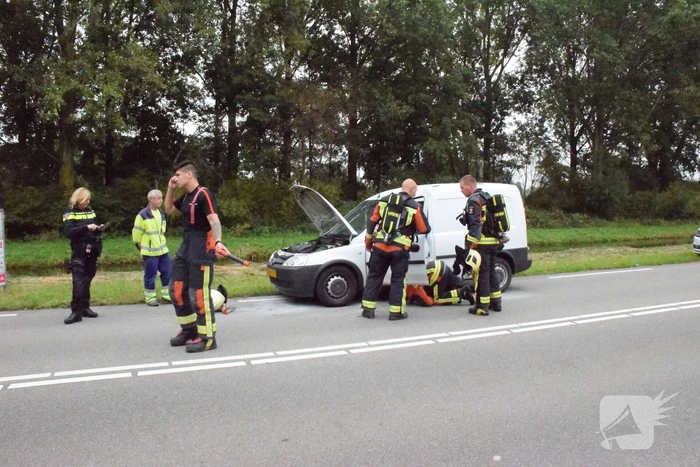 Agenten blussen beginnende autobrand