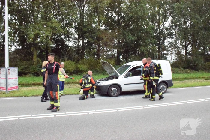Agenten blussen beginnende autobrand