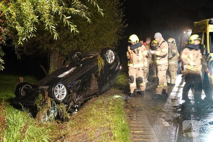 Auto slaat over de kop na eenzijdig ongeval