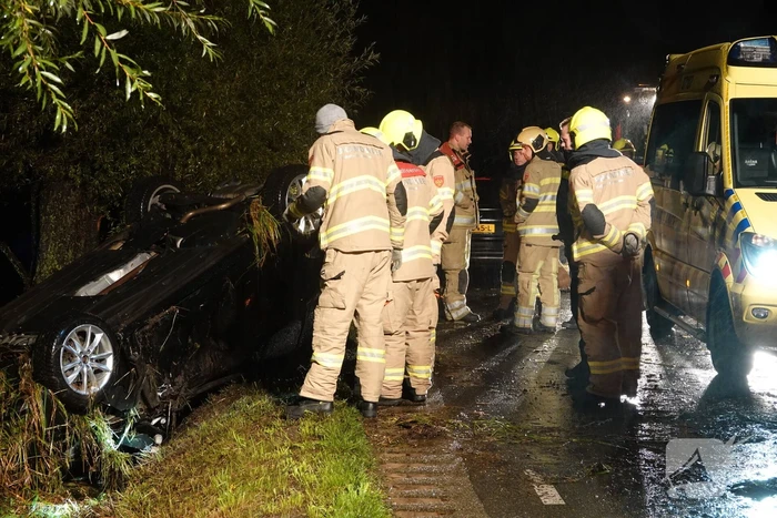 Auto slaat over de kop na eenzijdig ongeval
