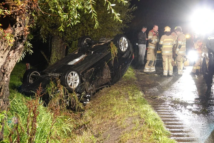 Auto slaat over de kop na eenzijdig ongeval
