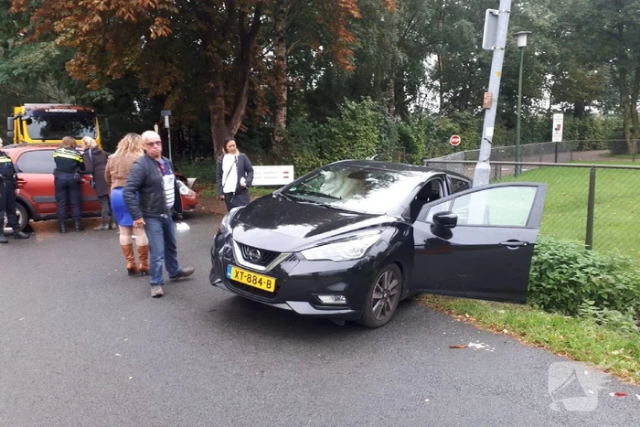 Veel schade bij botsing op kruising Halderbrink