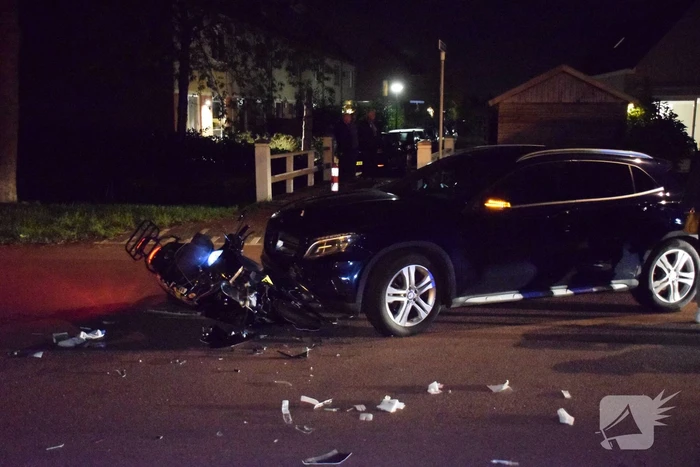 Brommer komt in botsing met auto, twee gewonden