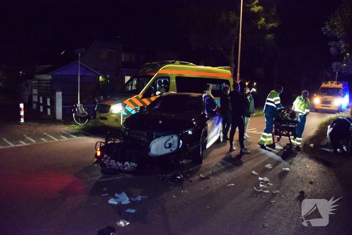Brommer komt in botsing met auto, twee gewonden