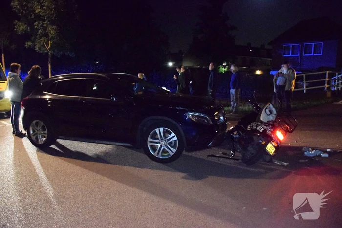 Brommer komt in botsing met auto, twee gewonden