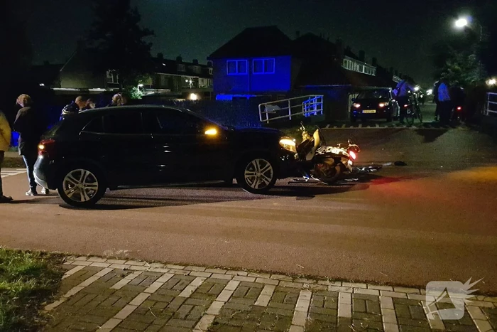 Brommer komt in botsing met auto, twee gewonden