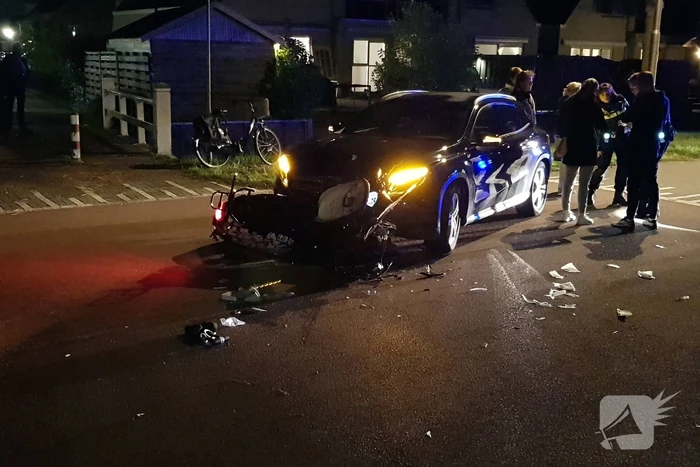 Brommer komt in botsing met auto, twee gewonden