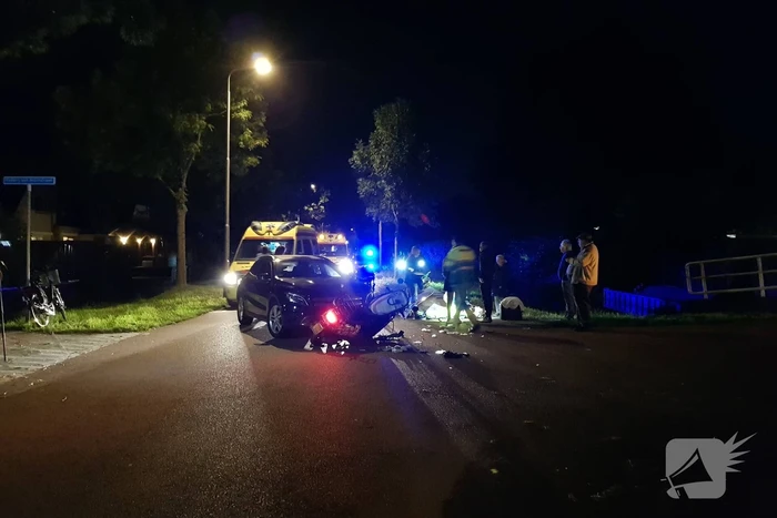 Brommer komt in botsing met auto, twee gewonden