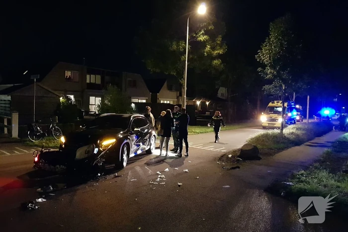 Brommer komt in botsing met auto, twee gewonden
