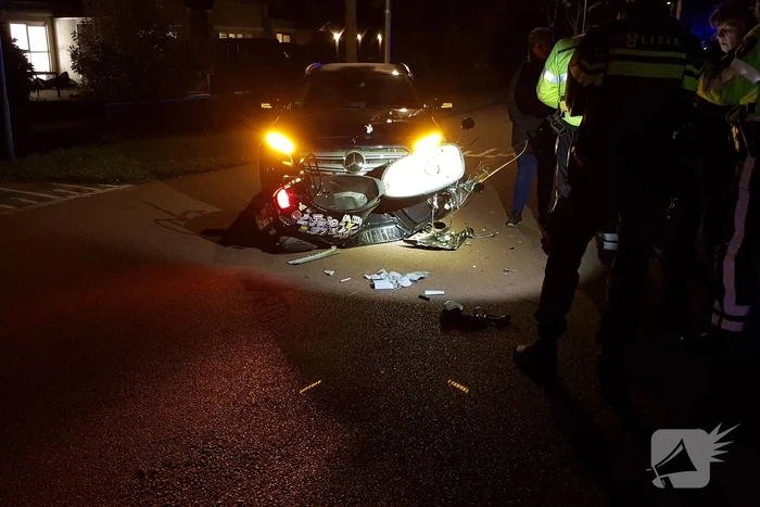 Brommer komt in botsing met auto, twee gewonden