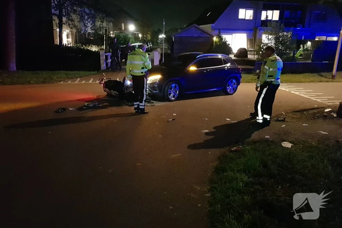 Brommer komt in botsing met auto, twee gewonden