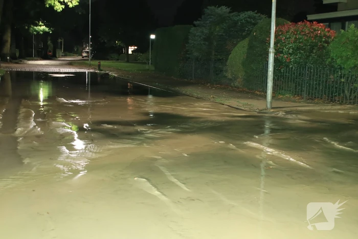 Straat blank door gesprongen waterleiding