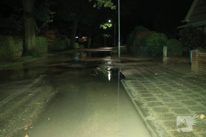 Straat blank door gesprongen waterleiding