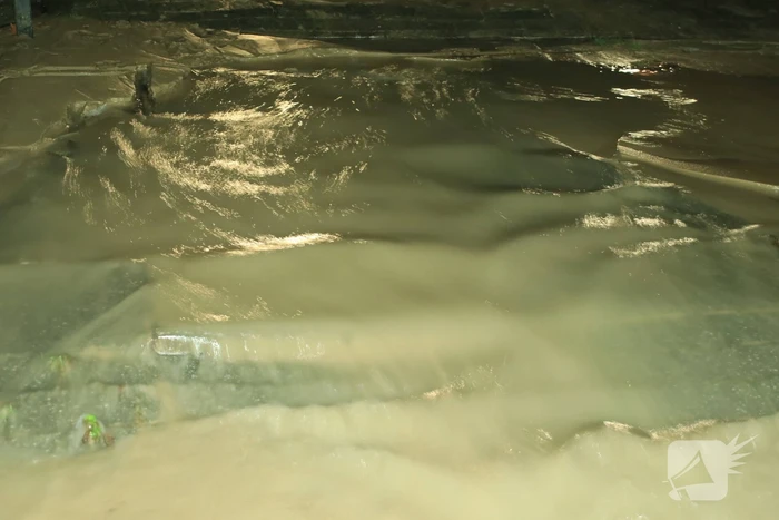 Straat blank door gesprongen waterleiding