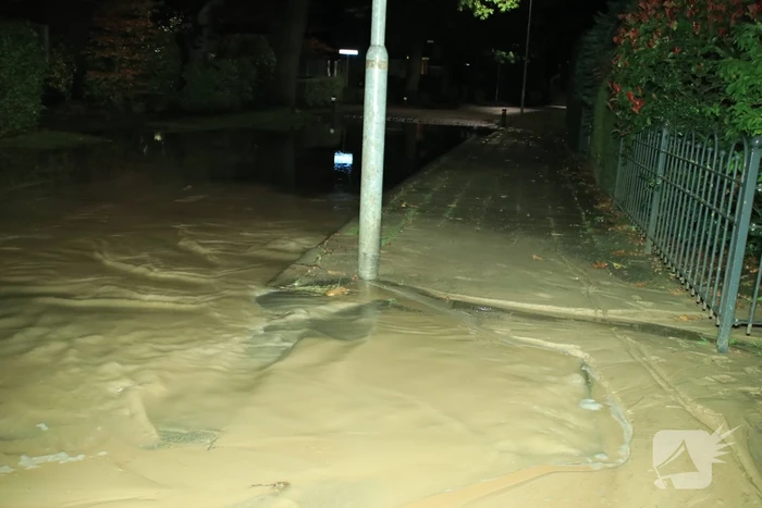Straat blank door gesprongen waterleiding