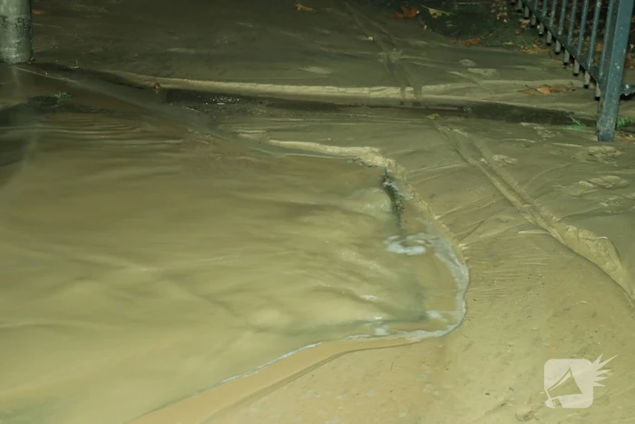 Straat blank door gesprongen waterleiding