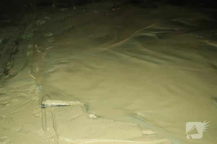 Straat blank door gesprongen waterleiding
