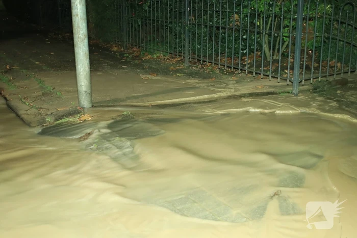 Straat blank door gesprongen waterleiding
