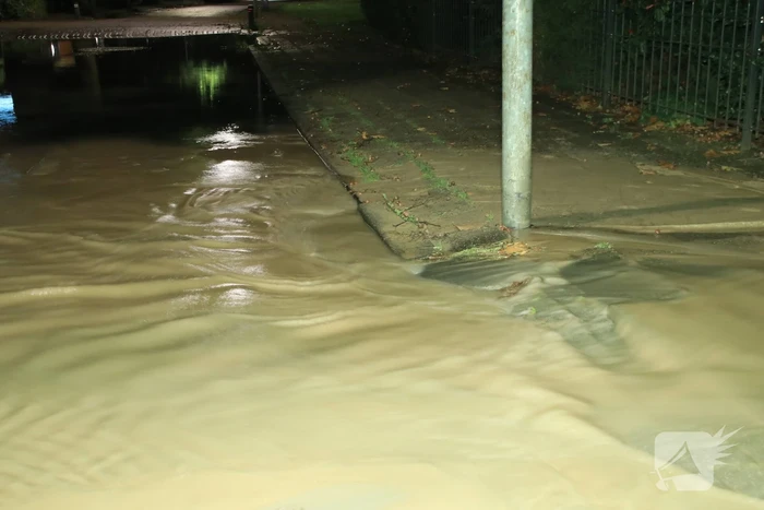 Straat blank door gesprongen waterleiding