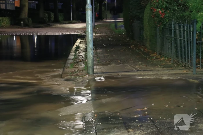 Straat blank door gesprongen waterleiding