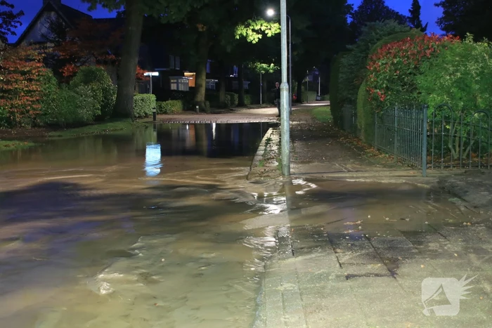 Straat blank door gesprongen waterleiding