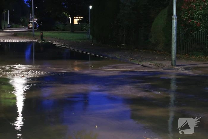 Straat blank door gesprongen waterleiding