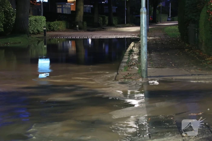 Straat blank door gesprongen waterleiding