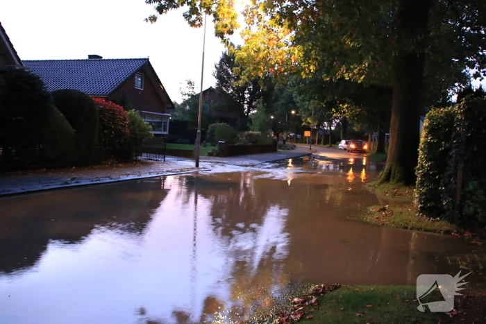 Straat blank door gesprongen waterleiding