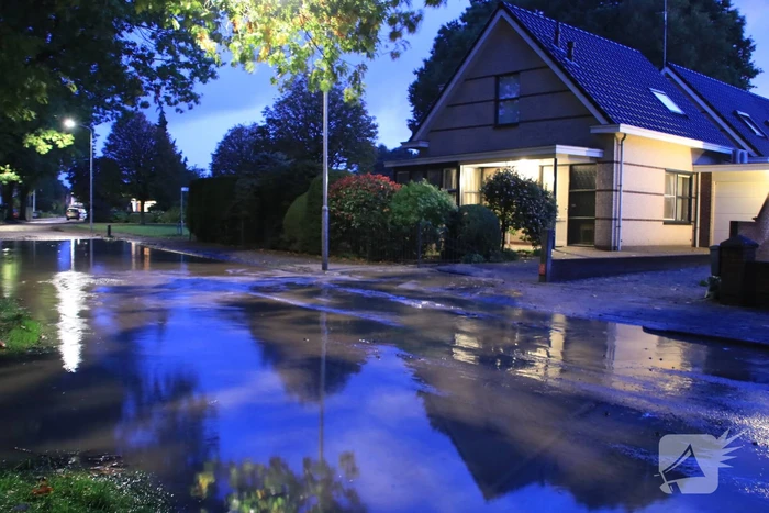 Straat blank door gesprongen waterleiding