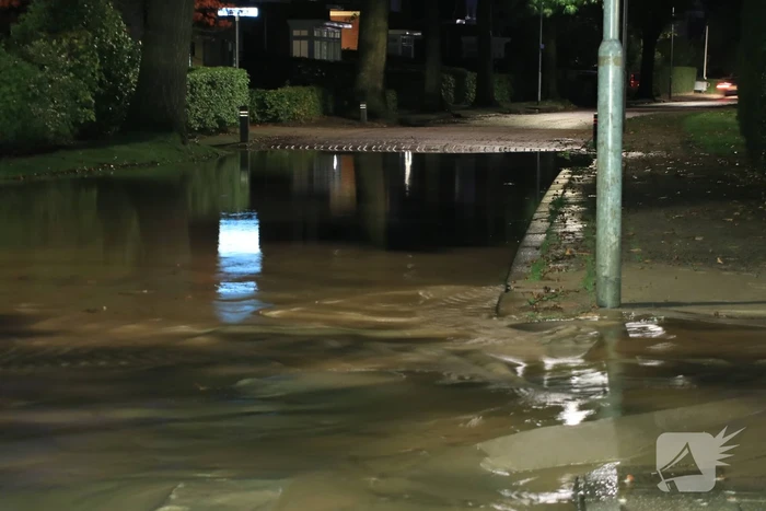 Straat blank door gesprongen waterleiding