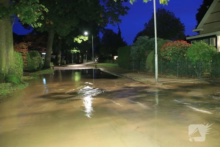 Straat blank door gesprongen waterleiding