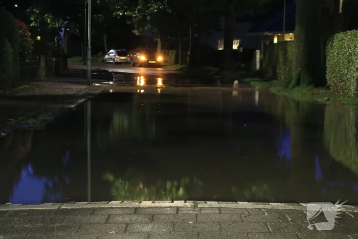 Straat blank door gesprongen waterleiding