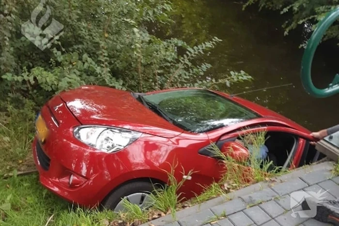Automobiliste rijdt achteruit de sloot in