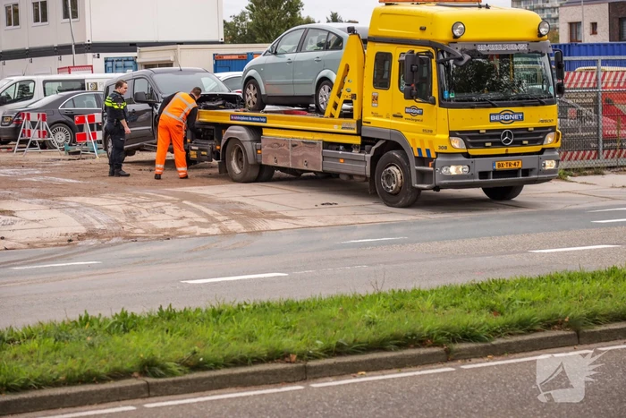 Flinke schade bij aanrijding bouwterrein in Hoogkwartier