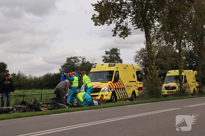 Twee gewonden na botsing tussen brommer en fiets