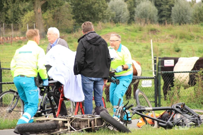 Twee gewonden na botsing tussen brommer en fiets